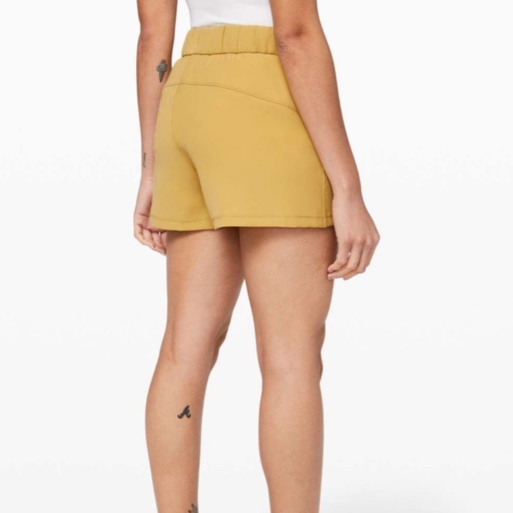 Lululemon On The Fly Woven 2.5” Shorts Vintage Gold Size 12
